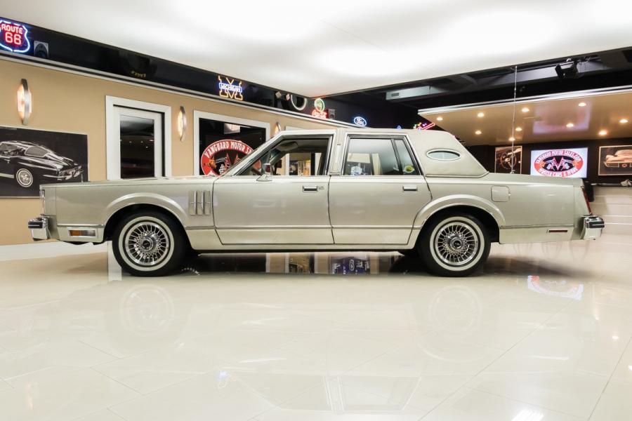  Lincoln Continental Mark VI Sedan 1980 года  (фото 12 из 111)